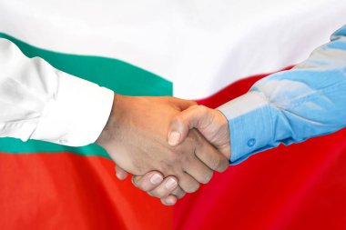 Bulgaristan ve Polonya bayrağı arka plan üzerinde el sıkışma.