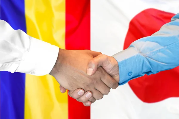 Stretta di mano su Moldavia e Giappone bandiera sfondo . — Foto Stock
