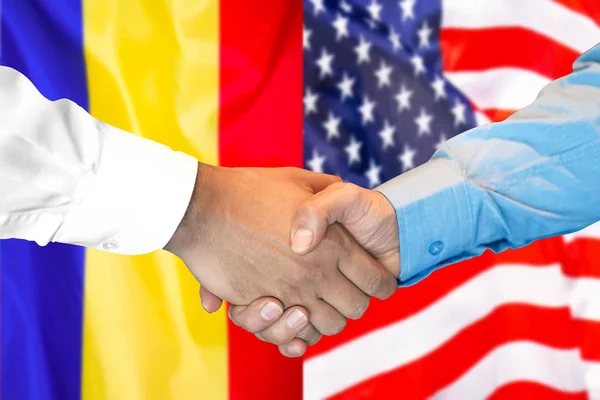 Apretón de manos sobre Moldova y el fondo de la bandera de EE.UU. . — Foto de Stock