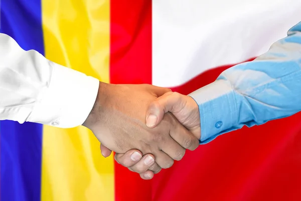 Stretta di mano su sfondo bandiera Moldova e Polonia . — Foto Stock
