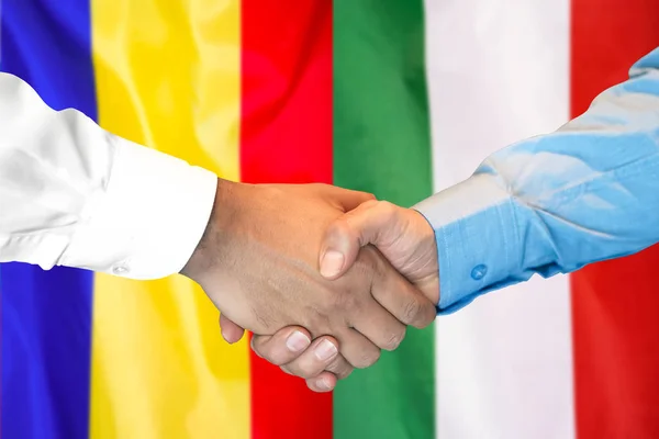 Poignée de main sur fond drapeau Moldavie et Italie . — Photo