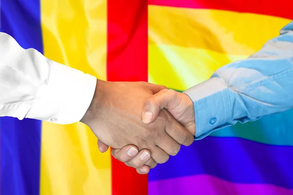 Apretón de manos en Moldova y el fondo de la bandera gay LGBT . —  Fotos de Stock