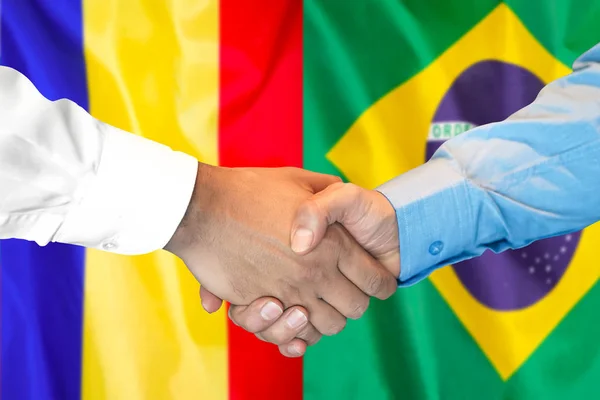 Handshake op Moldavië en Brazilië vlag achtergrond. — Stockfoto