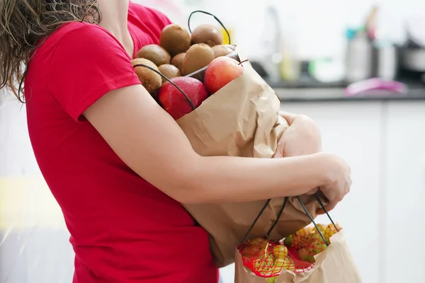 Mano de niña con bolsas de comida en casa . —  Fotos de Stock