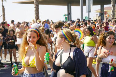 Lezbiyenler ve geyler geçidi. Insanlar.