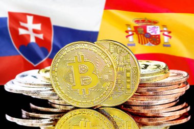 Slovakya ve İspanya bayrak arka plan üzerinde bitcoins