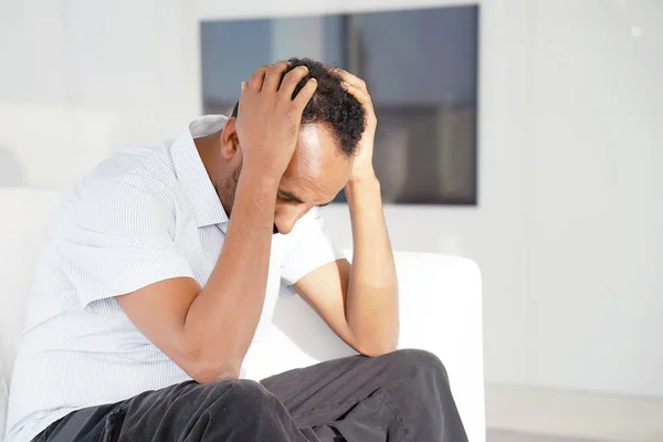 Hombre africano triste yace en la cama . — Foto de Stock