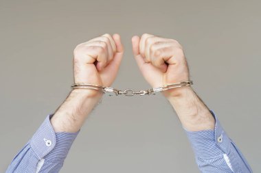 ceza elleri kelepçeli kilitli. yakından görmek