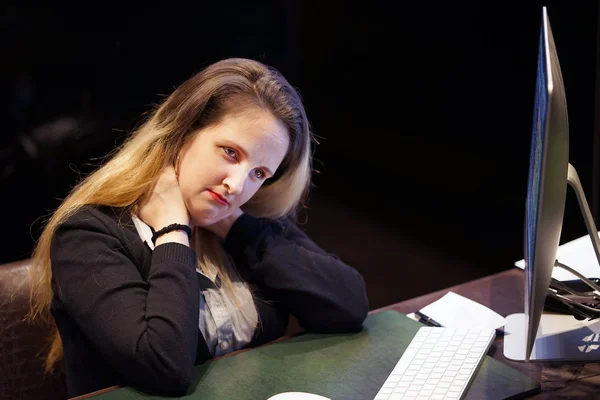 Pescoço Cansado. Dor no pescoço de uma mulher por fadiga — Fotografia de Stock