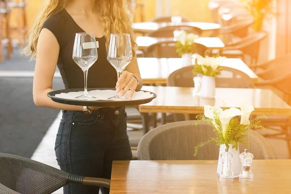 The waitress is carrying a wine glasses — Stock Photo, Image
