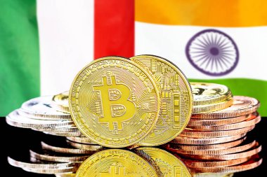 İtalya ve Hindistan bayrak arka plan üzerinde bitcoins