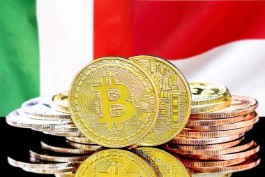 İtalya ve Monako bayrak arka plan üzerinde bitcoins