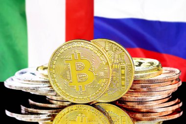 İtalya ve Rusya bayrak arka plan üzerinde bitcoins