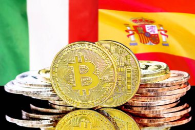 İtalya ve İspanya bayrak arka plan üzerinde bitcoins
