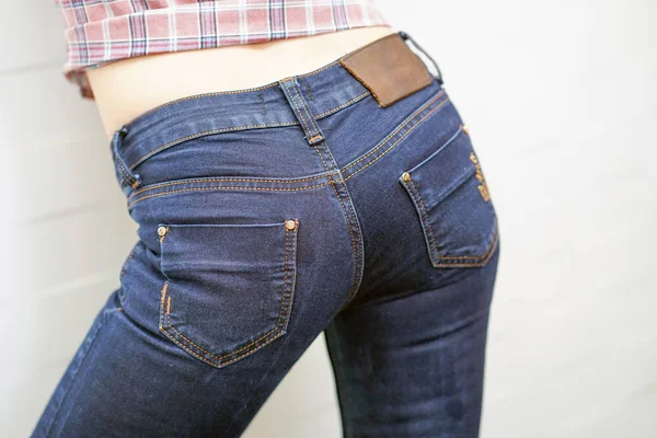 Menina sexy bunda em jeans. Fundo feminino em jeans apertados . — Fotografia de Stock