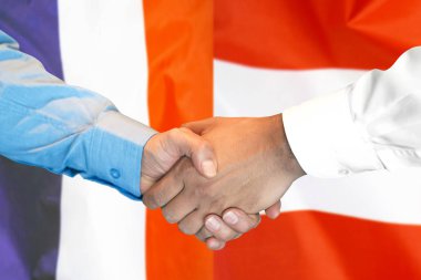 Fransa ve Avusturya bayrağı arka plan üzerinde el sıkışma.