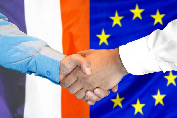 Рукопожатие на фоне флага Франции и Европейского союза . — стоковое фото