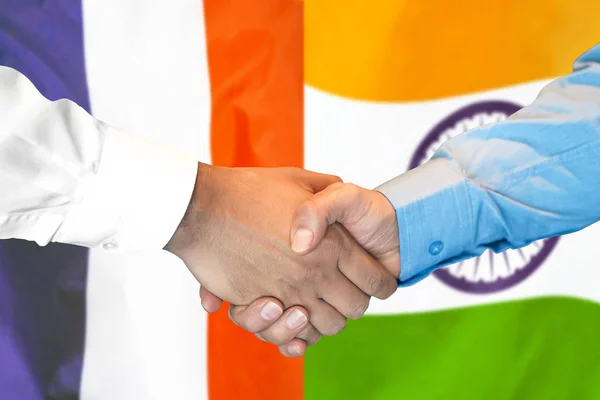 Handskakning om Frankrike och Indien flagga bakgrund. — Stockfoto