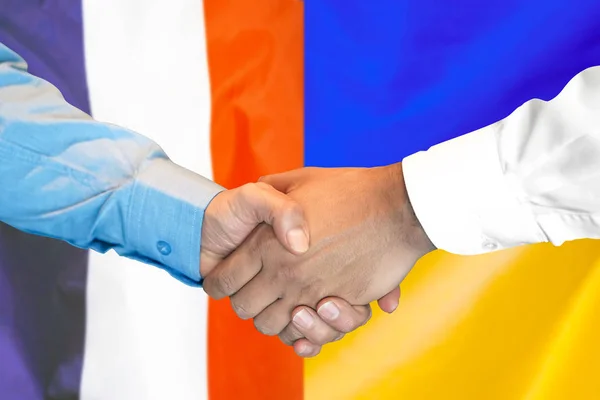 Poignée de main sur fond drapeau France et Ukraine . — Photo
