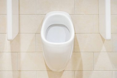 Banyoda beyaz tuvalet var.