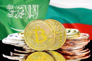 Suudi Arabistan ve Bulgaristan bayrak arka plan üzerinde bitcoins