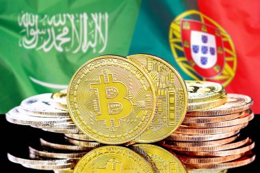Suudi Arabistan ve Portekiz bayrak arka plan üzerinde bitcoins