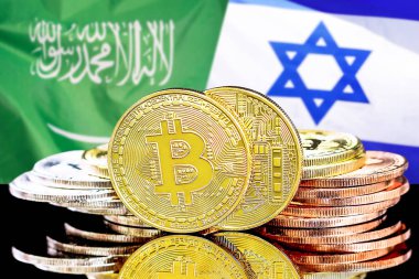Suudi Arabistan ve İsrail bayrağı arka plan üzerinde bitcoins