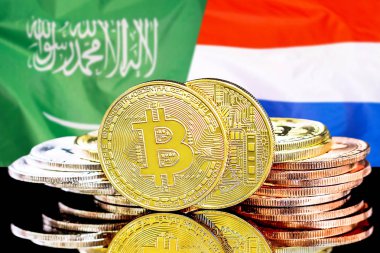 Suudi Arabistan ve Hollanda bayrak arka plan üzerinde bitcoins