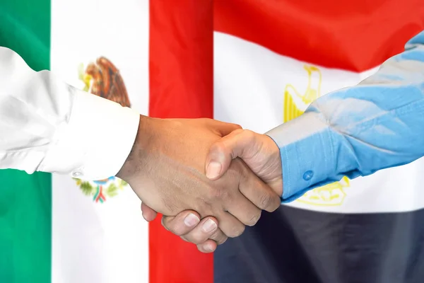 Apretón de manos en el fondo de la bandera de México y Egipto . — Foto de Stock