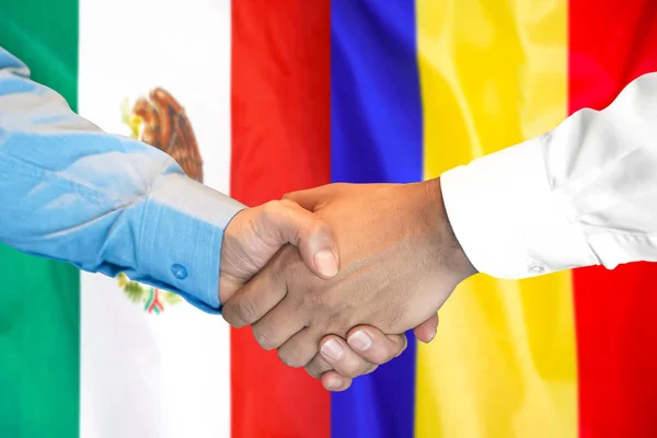 Рукопожатие на фоне флага Мексики и Молдовы . — стоковое фото