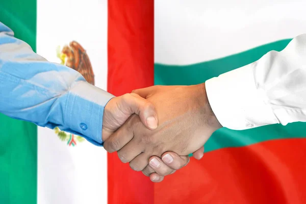 Kézfogás Mexikóból és Bulgáriából zászló háttér. — Stock Fotó