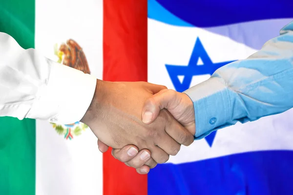 Apretón de manos en el fondo de la bandera de México e Israel . — Foto de Stock