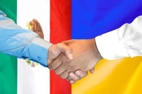 Apretón de manos en el fondo de la bandera de México y Ucrania . — Foto de Stock