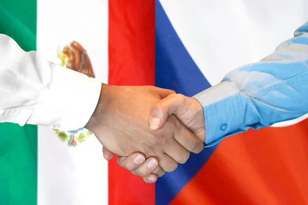 Apretón de manos en el fondo de la bandera de México y República Checa . — Foto de Stock