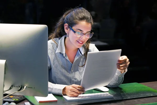 Vrouw leest goed nieuws in een brief — Stockfoto