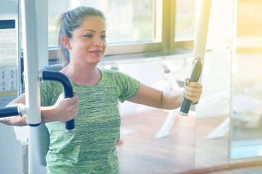 Spor salonunda bir genç kızın yakın çekim.