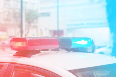 Polis arabasının üstüne mavi ve kırmızı ışıklar