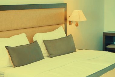 Bir otel odasının içinde.