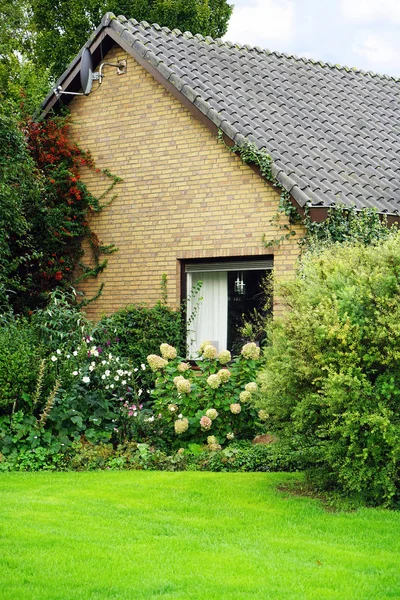 Fragment van een huis in het dorp van Nederland — Stockfoto