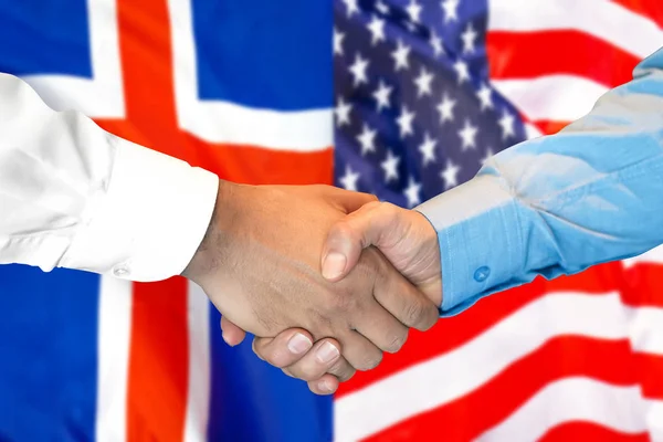 Kézfogás Izland és az Egyesült Államok zászlója alapján. — Stock Fotó