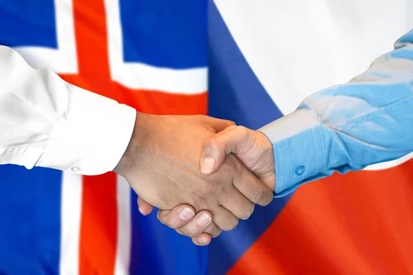 Kézfogás Izland és a Cseh Köztársaság zászlói hátterére. — Stock Fotó