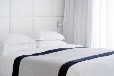 Bir otel odasının içinde.