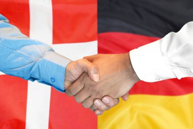 Danimarka ve Almanya bayrak arka plan üzerinde el sıkışma.