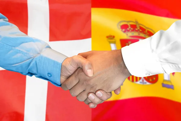 Handskakning om Danmark och Spanien flagga bakgrund. — Stockfoto