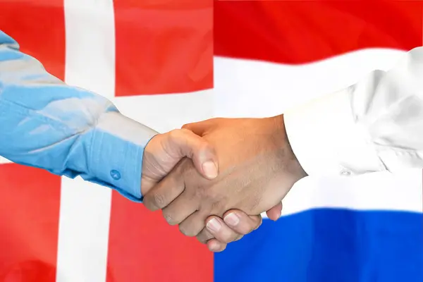 デンマークとオランダの旗の背景に握手. — ストック写真