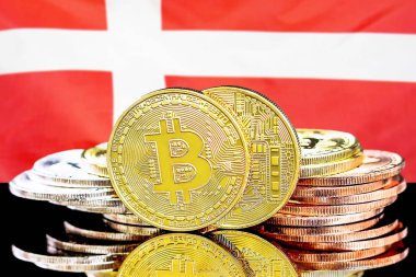 Danimarka bayrağı arka planda bitcoins