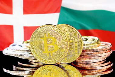 Danimarka ve Bulgaristan bayrak arka plan üzerinde bitcoins