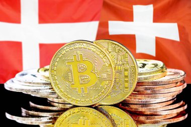Danimarka ve İsviçre bayrağı arka plan üzerinde bitcoins