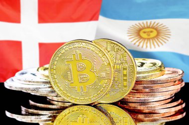 Danimarka ve Arjantin bayrak arka plan üzerinde bitcoins