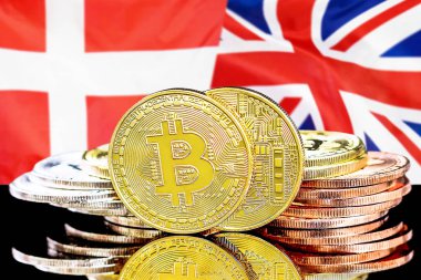 Danimarka ve İngiltere bayrak arka plan üzerinde bitcoins